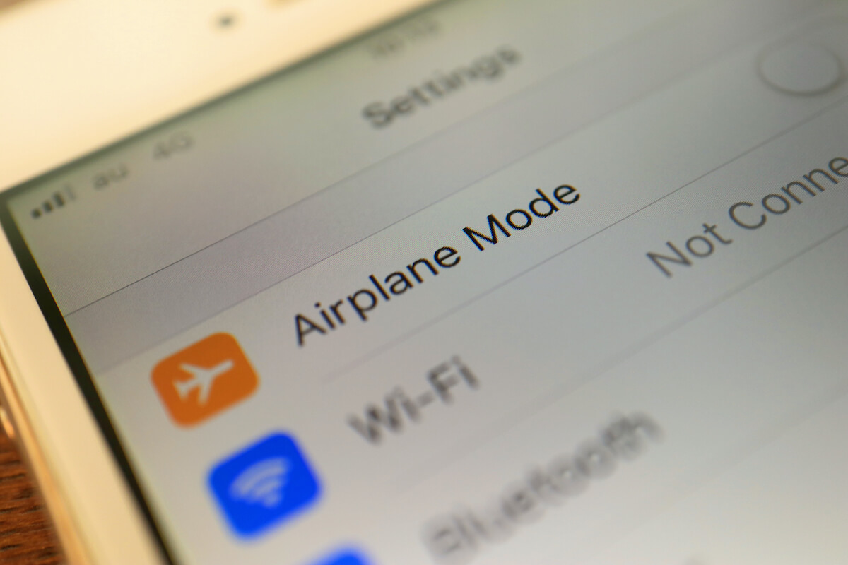 Use airplane mode to remove online status