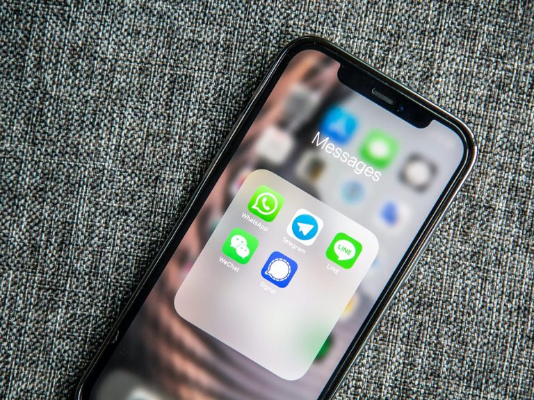 How can I send photos in their entirety on WhatsApp for iOS?