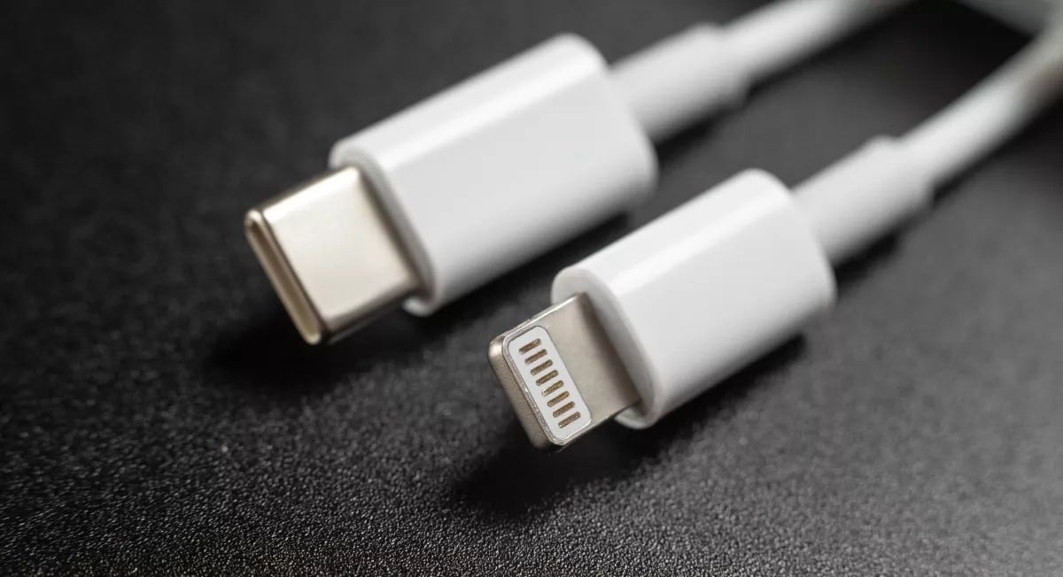 a USB 4 or Thunderbolt compatible cable