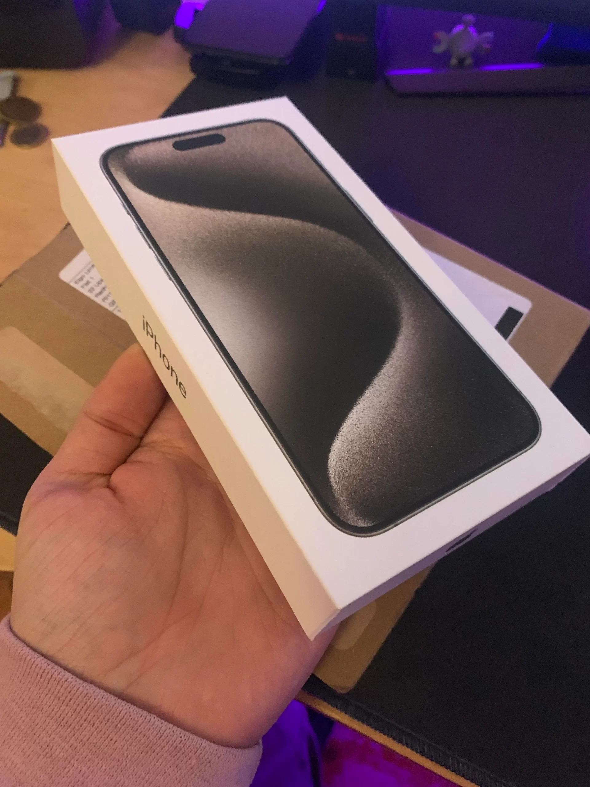 UK Customer Receives Android Impersonating iPhone 15 Pro Max in Online Order