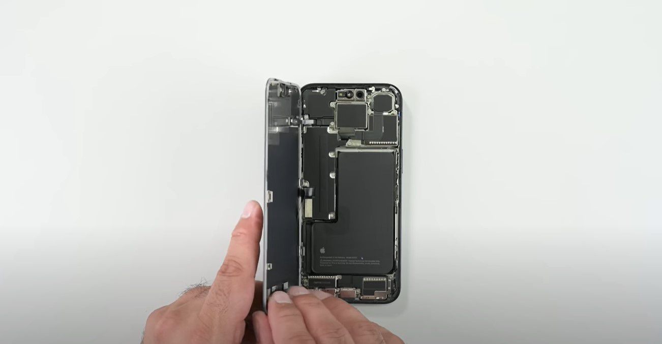 iPhone 16 Series May Tackle Overheating with Graphene Vapour Chamber