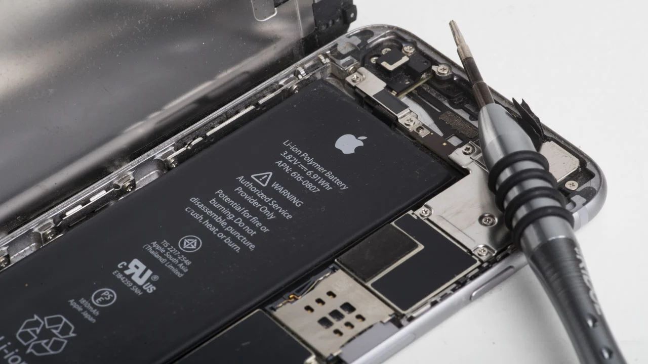 iPhone 15 Battery Life Exceeds Expectations, AI to Enhance Spotlight Search