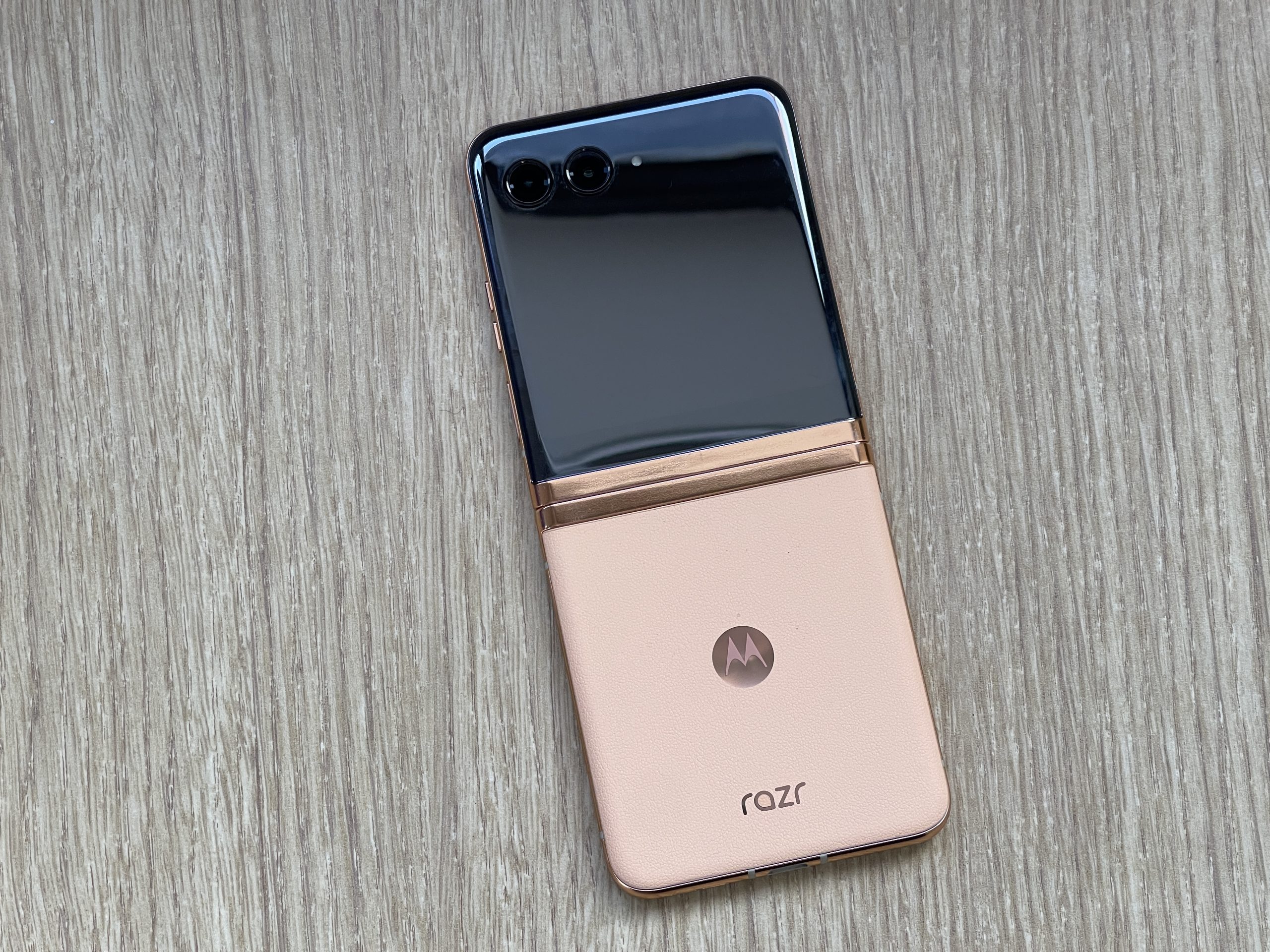 Moto Razr 40 Ultra: Design