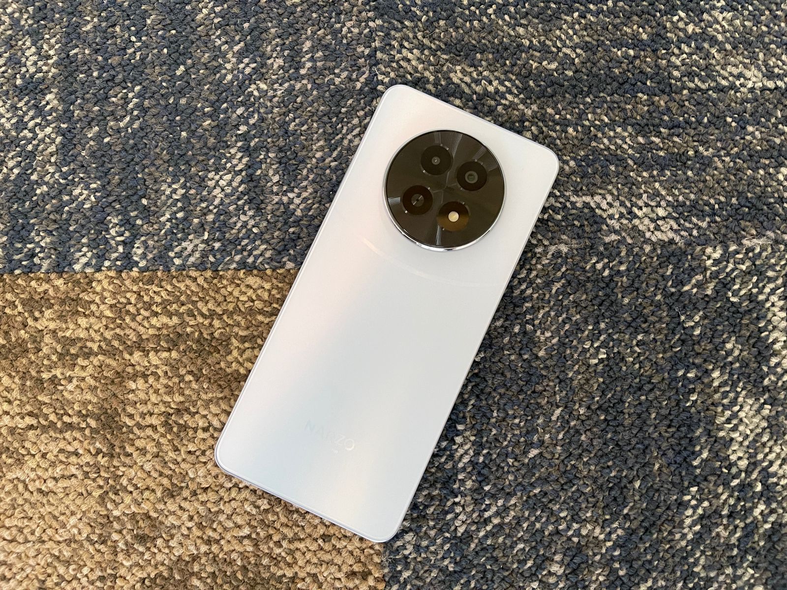 Realme Narzo 70x: Design and Display