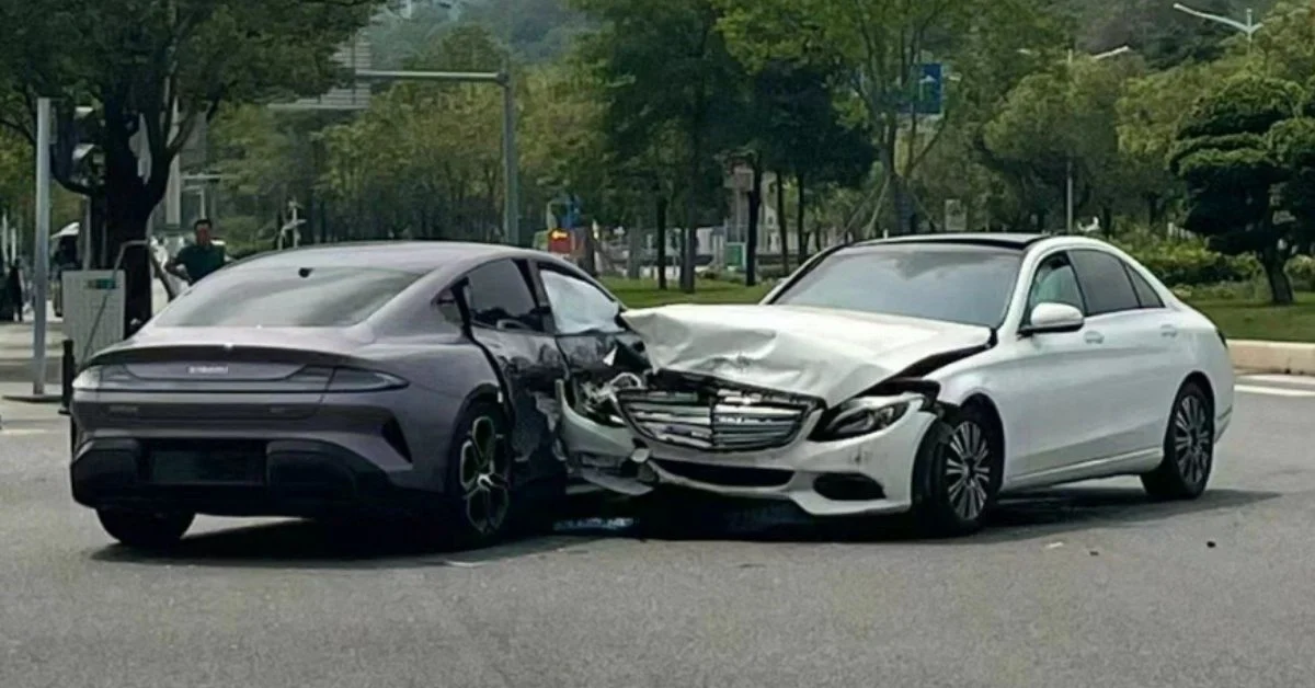 Xiaomi SU7 sustains heavy side damage in accident with Mercedes-Benz