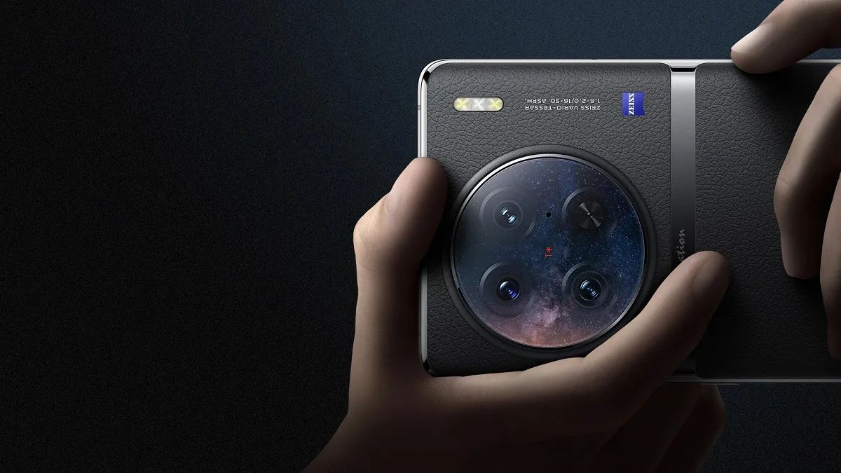 Enhanced triple camera setup with a periscope lens for improved photo capabilities