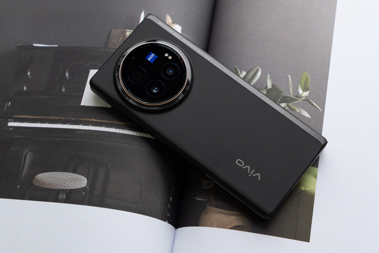 Powered by Qualcomm Snapdragon 8 Gen 3 with 16GB RAM and 512GB storage