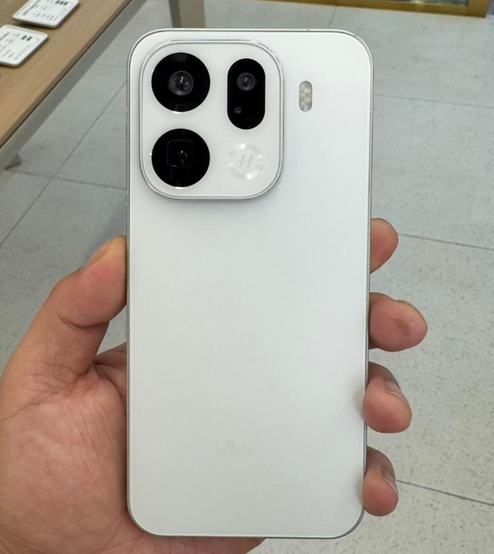  Oppo Find X9 Pro hands-on image in Silver. (Image credit - @Gadgetsdata on X)