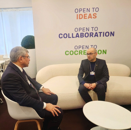 IT Minister Ashwini Vaishnaw Met Mr. Demis Hassabis, CEO & Co‑founder, Google DeepMind and Mr. Chris Lehane, Chief Global Affairs Officer, OpenAI, at WEF, Davos.